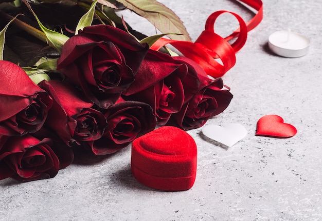 Photo gratuite saint valentin m'épouser boîte de bague de fiançailles mariage avec un cadeau rose rouge