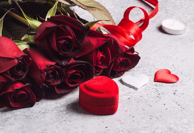 Saint Valentin m&#39;épouser boîte de bague de fiançailles mariage avec un cadeau rose rouge