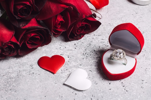 Photo gratuite saint valentin m'épouser boîte de bague de fiançailles mariage avec un cadeau rose rouge