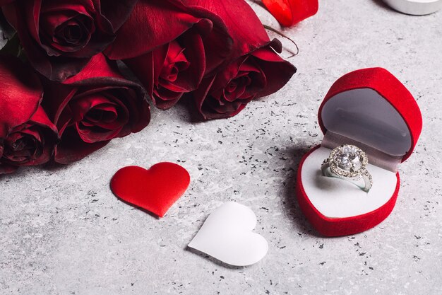 Saint Valentin m&#39;épouser boîte de bague de fiançailles mariage avec un cadeau rose rouge