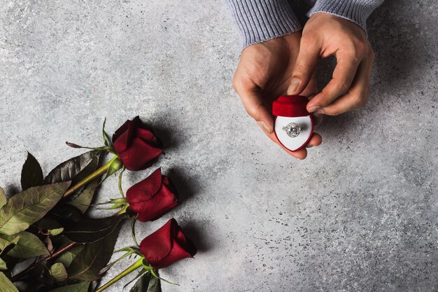 Saint Valentin main d&#39;homme romantique tenant la bague de fiançailles en boîte m&#39;épouser mariage