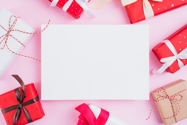 Saint Valentin présente autour d&#39;une feuille de papier