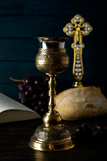 Sainte communion avec calice à vin et croix