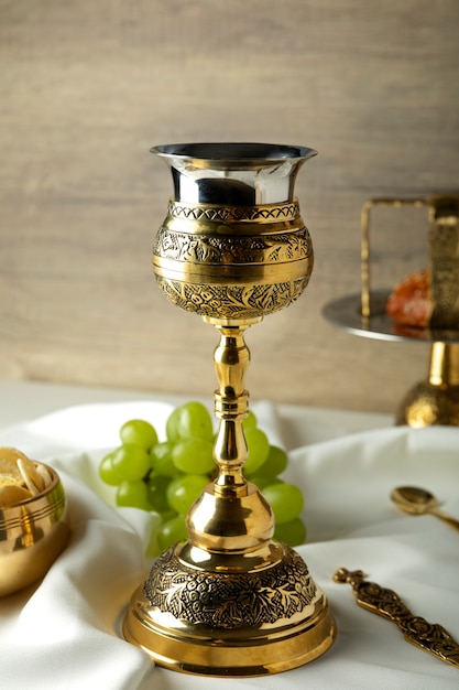 Sainte communion avec calice de vin et raisins