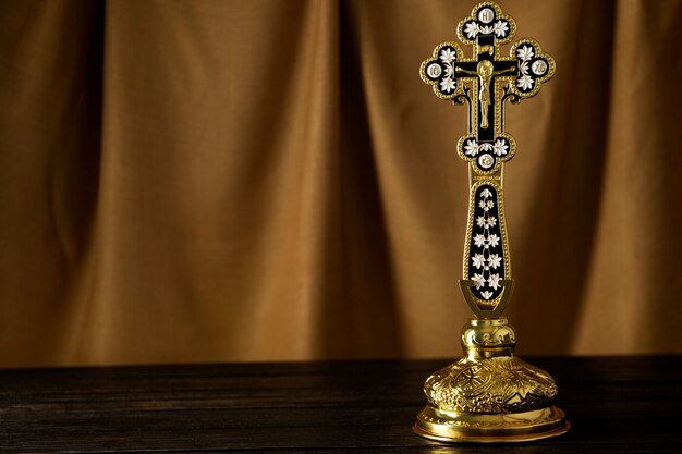 Sainte communion avec croix dorée sur table