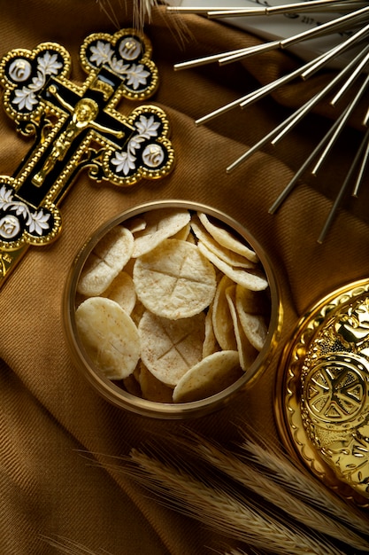 Photo gratuite sainte communion avec vue de dessus de pain sacramentel