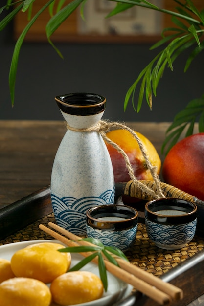 Photo gratuite saké boisson japonaise nature morte