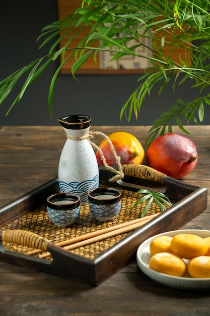 Photo gratuite saké boisson japonaise nature morte