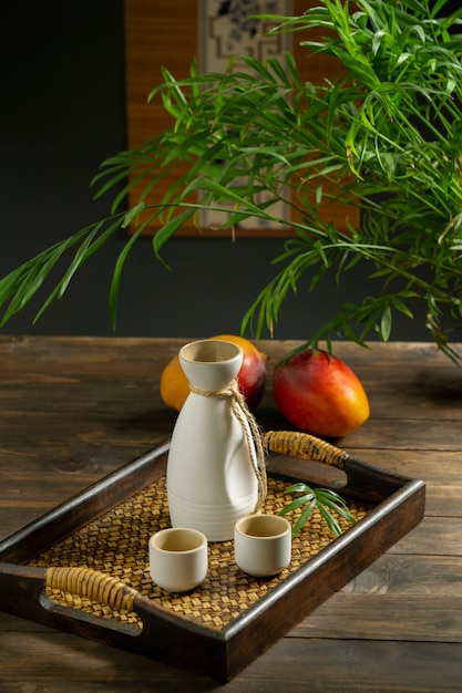 Photo gratuite saké boisson japonaise nature morte