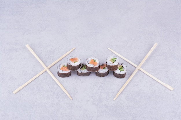 Sake Maki Rolls Isoler Sur Gris.