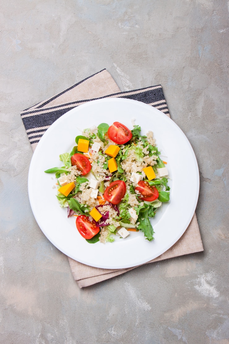Photo gratuit salade sur une assiette blanche