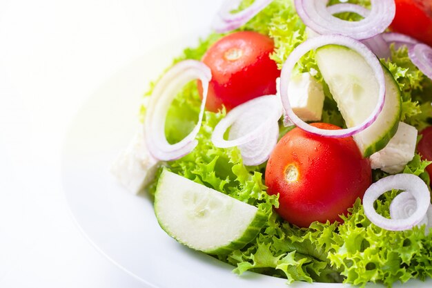 Salade sur une assiette blanche