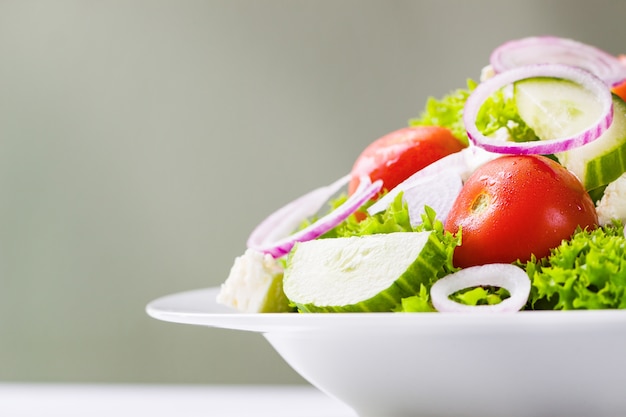 Salade sur une assiette blanche