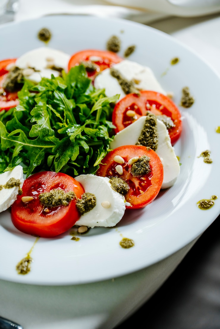 Photo gratuit salade au fromage et tomates
