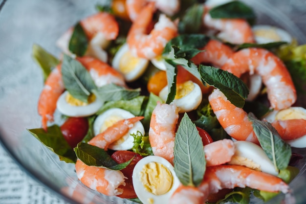 Photo gratuite salade aux crevettes et oeuf