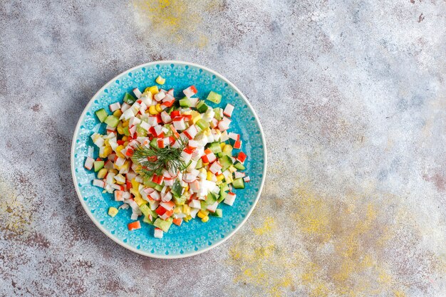 Salade de bâtonnets de crabe, œufs, maïs et concombre.