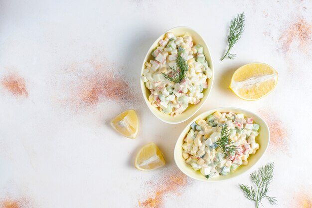 Salade de bâtonnets de crabe, œufs, maïs et concombre.