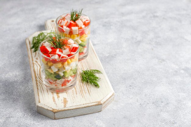 Salade de bâtonnets de crabe, œufs, maïs et concombre.