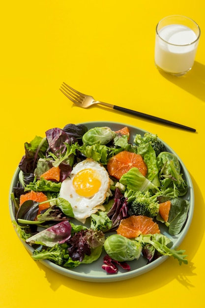 Photo gratuite salade bio aux œufs sur la table