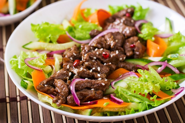 Photo gratuite salade de boeuf teriyaki