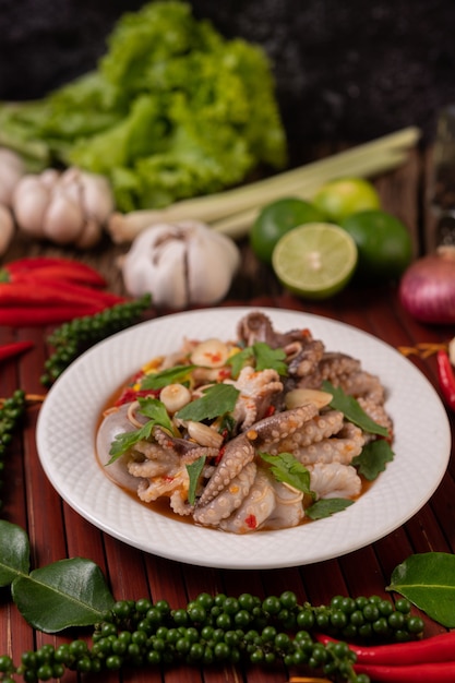 Photo gratuite salade de calamars à la coriandre, oignon vert haché, ail et maïs dans l'assiette