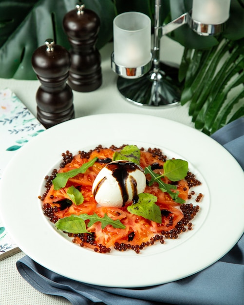 Photo gratuite salade caprice à la roquette et au caviar