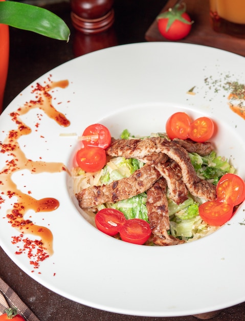 Salade César au bœuf grillé santé avec fromage, tomates cerises et laitue