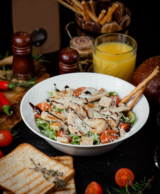 Salade césar au poulet classique avec parmesan râpé et craquelins