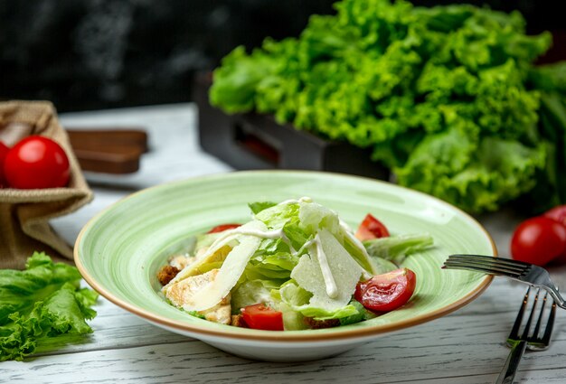 Salade César au poulet frit