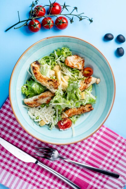 Salade César au poulet frit