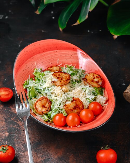 Salade César aux crevettes sur la table