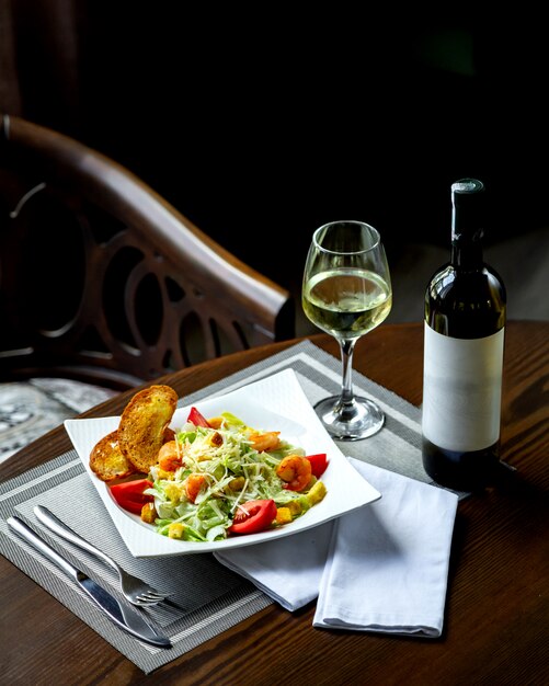 Salade César aux crevettes et verre de vin