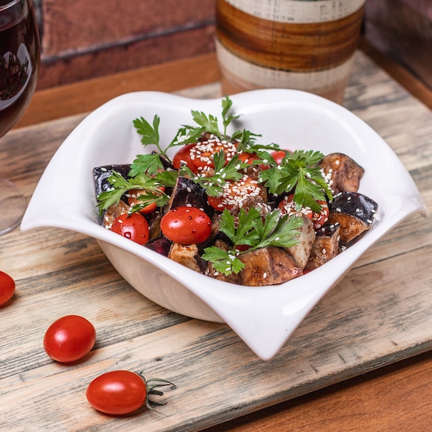 Salade César aux tomates cerises.