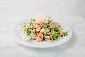 Photo gratuite salade césar avec un mélange d'ingrédients et du fromage haché sur le fond en blanc.