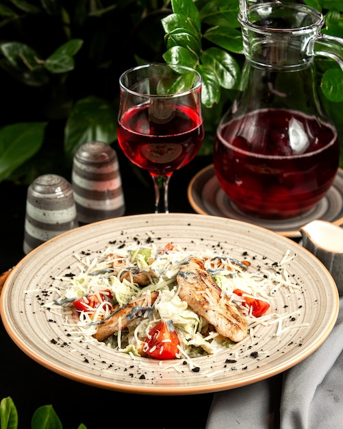 salade césar avec poulet grillé laitue tomate parmezan et verre de compote