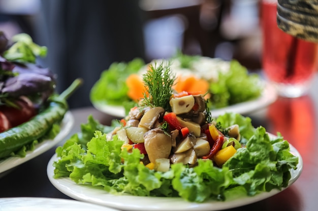 Salade de champignons laitue aneth concombre poivron vue latérale