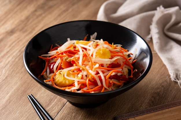 Salade de chou chinois en bonne santé dans une assiette sur une table en bois