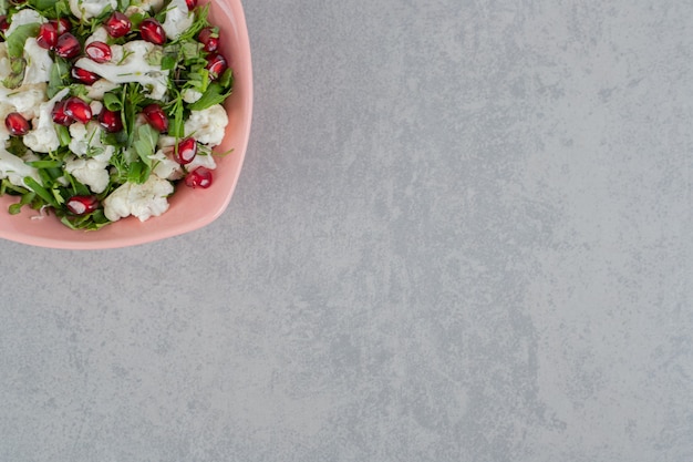 Salade de chou-fleur aux graines de grenade rouge et aux herbes