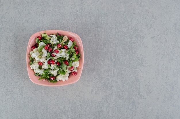 Salade de chou-fleur aux herbes et graines de grenade.