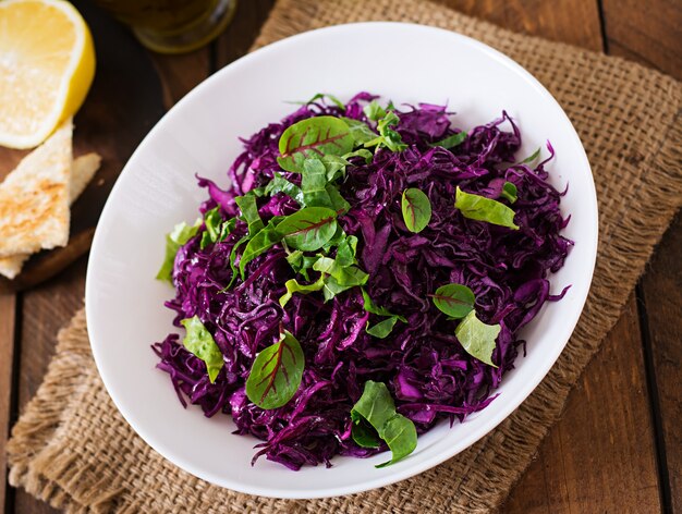 Salade de chou rouge aux herbes