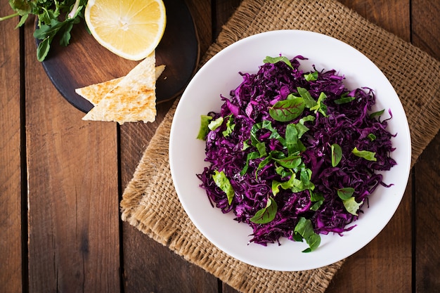 Salade de chou rouge aux herbes