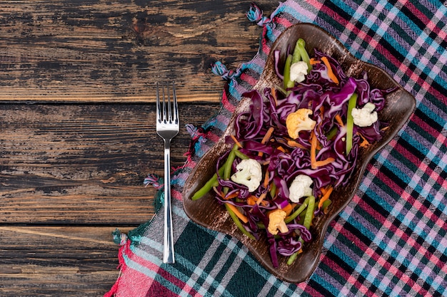 salade de chou rouge sur la vue de dessus en tissu de couleur