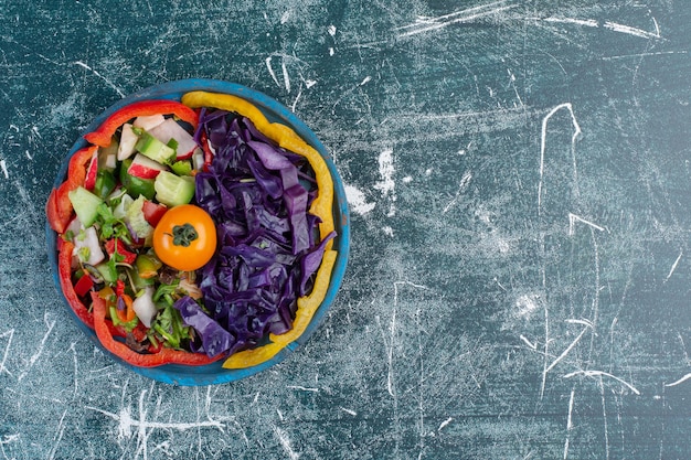 Salade de chou violet haché, chou-fleur et herbes.