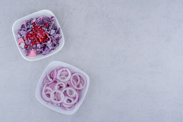 Salade de chou violet et oignon dans une assiette