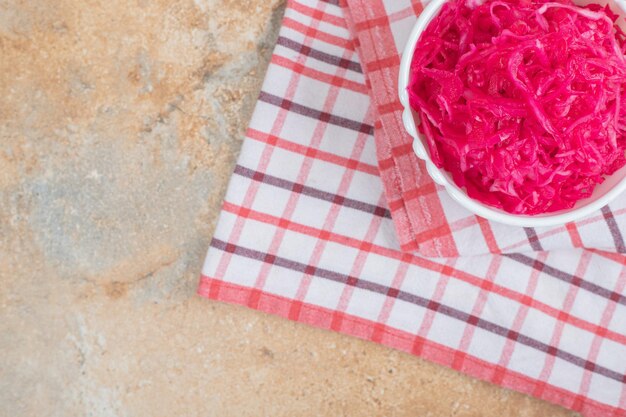 Salade de choucroute rouge dans un bol blanc avec nappe