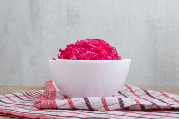 Salade de choucroute rouge dans un bol blanc avec nappe