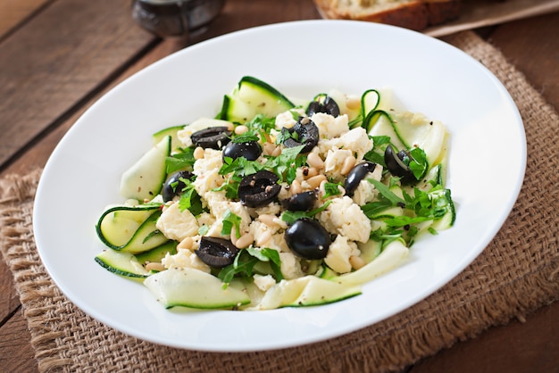 Salade de courgettes à la feta, aux olives et aux pignons