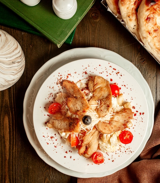 salade de craquelins de poulet et vue de dessus de parmesan