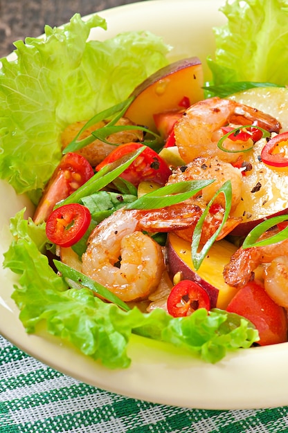 Salade de crevettes aux pêches, tomate, avocat et laitue