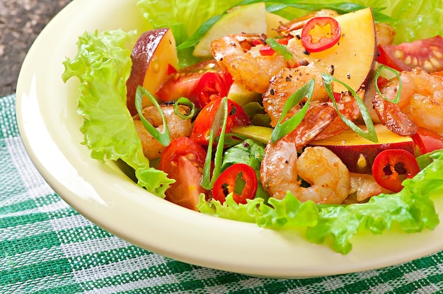 Salade de crevettes aux pêches, tomate, avocat et laitue